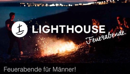 Werbebild mit der Aufschrift „LIGHTHOUSE Feuerabende“: Am Strand bei Abenddämmerung stehen mehrere Männer um ein Lagerfeuer, im Hintergrund ist Wasser mit Lichtern am Horizont zu sehen. Unten steht der Text „Feuerabende für Männer!“.