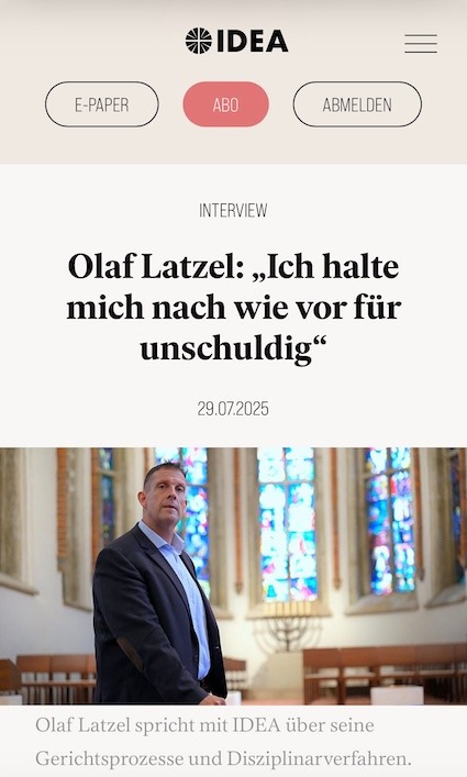 Screenshot eines IDEA-Artikels mit der Überschrift „Interview - Olaf Latzel: ‚Ich halte mich nach wie vor für unschuldig‘“ (29.07.2025). Darunter ein Foto von Olaf Latzel in einer Kirche mit bunten Kirchenfenstern im Hintergrund. Bildunterschrift: Olaf Latzel spricht über seine Gerichtsprozesse und Disziplinarverfahren.