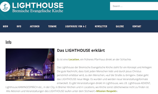 Website der „Lighthouse – Bremische Evangelische Kirche“ mit Navigationsleiste (Info, Aktionen, Termine, Newsletter, Galerie, Kontakt). Darunter ein Abschnitt „Das LIGHTHOUSE erklärt“ mit einem Foto eines beleuchteten Kirchengebäudes bei Nacht und erklärendem Text zum Projekt „Lighthouse“.
