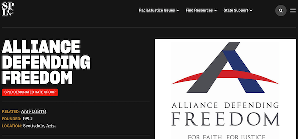 Screenshot einer Website des SPLC (Southern Poverty Law Center) mit dunklem Design. Links steht groß „Alliance Defending Freedom“ mit dem Hinweis „SPLC Designated Hate Group“. Darunter Angaben: Ideologie „Anti-LGBTQ“, gegründet 1994, Standort Scottsdale, Arizona. Oben Navigation zu „Racial Justice Issues“, „Find Resources“ und „State Support“. Rechts ist das Logo von „Alliance Defending Freedom“ zu sehen.