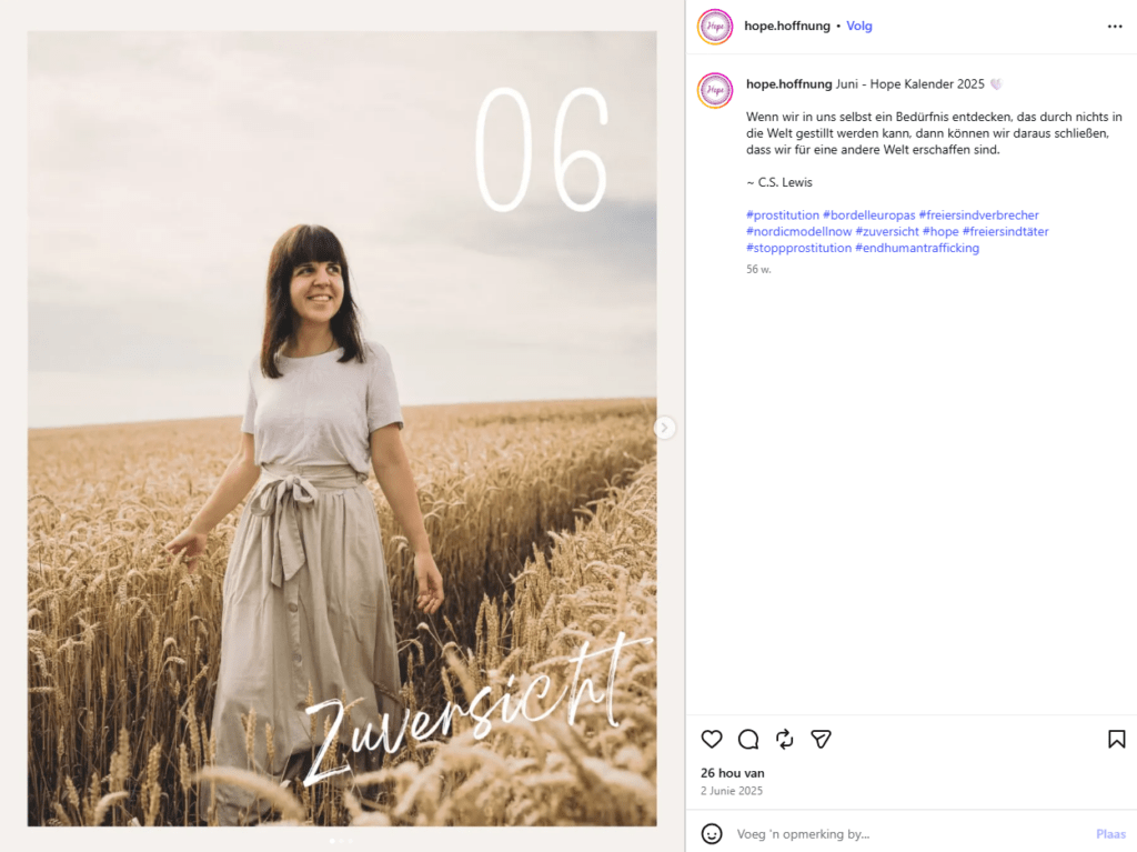 Anna Klein als Kalendergirl von Hope e.V.: Eine in beige gekleidete Frau mit langem Rock spaziert durch ein Kornfeld.