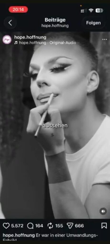 Ein S/W-Still, aus einem depublizierten Hope e.V.-Video, das eine trans Frau zeigen soll, aber eine Drag Queen abbildet,
